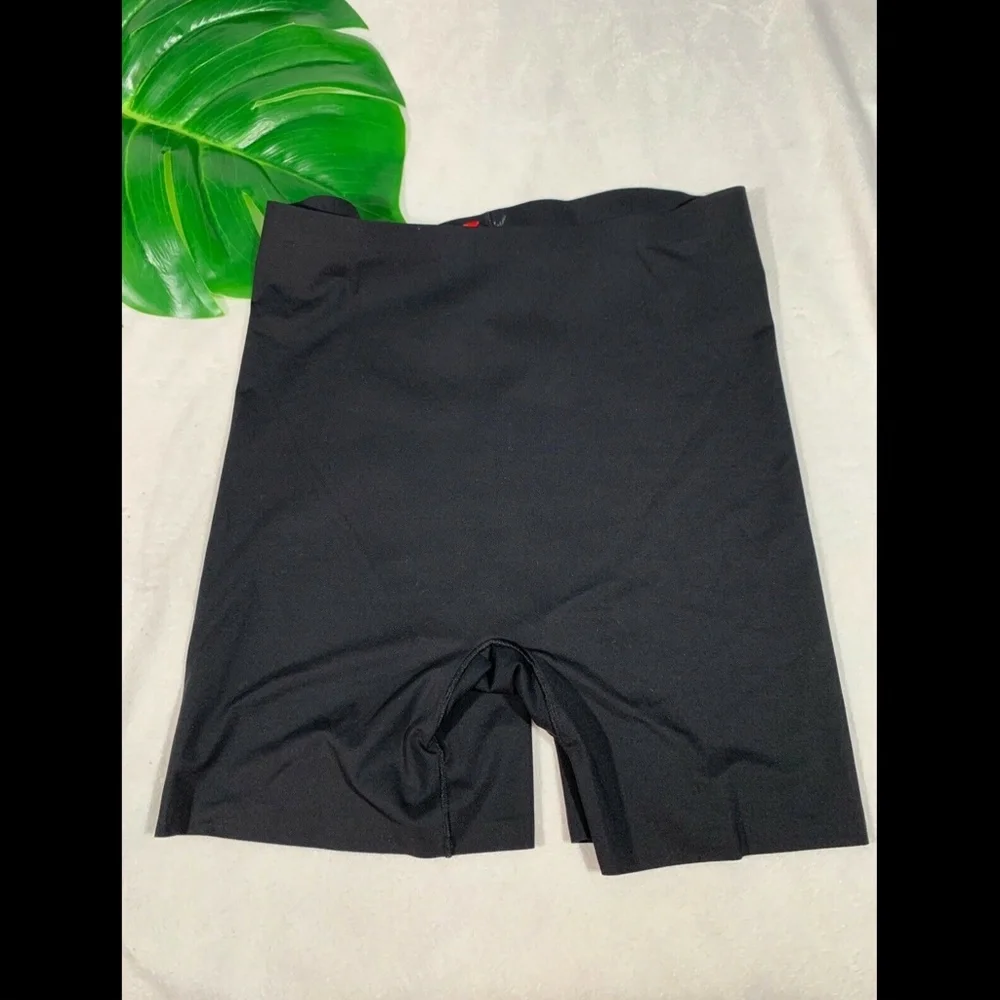 NEW $52 Spanx Thinstincts Girl Short in‎ black [ SZ Small ]